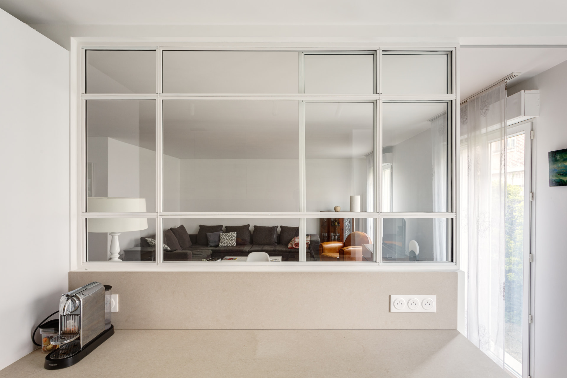 Verrière blanche entre cuisine et séjour, appartement Paris 17