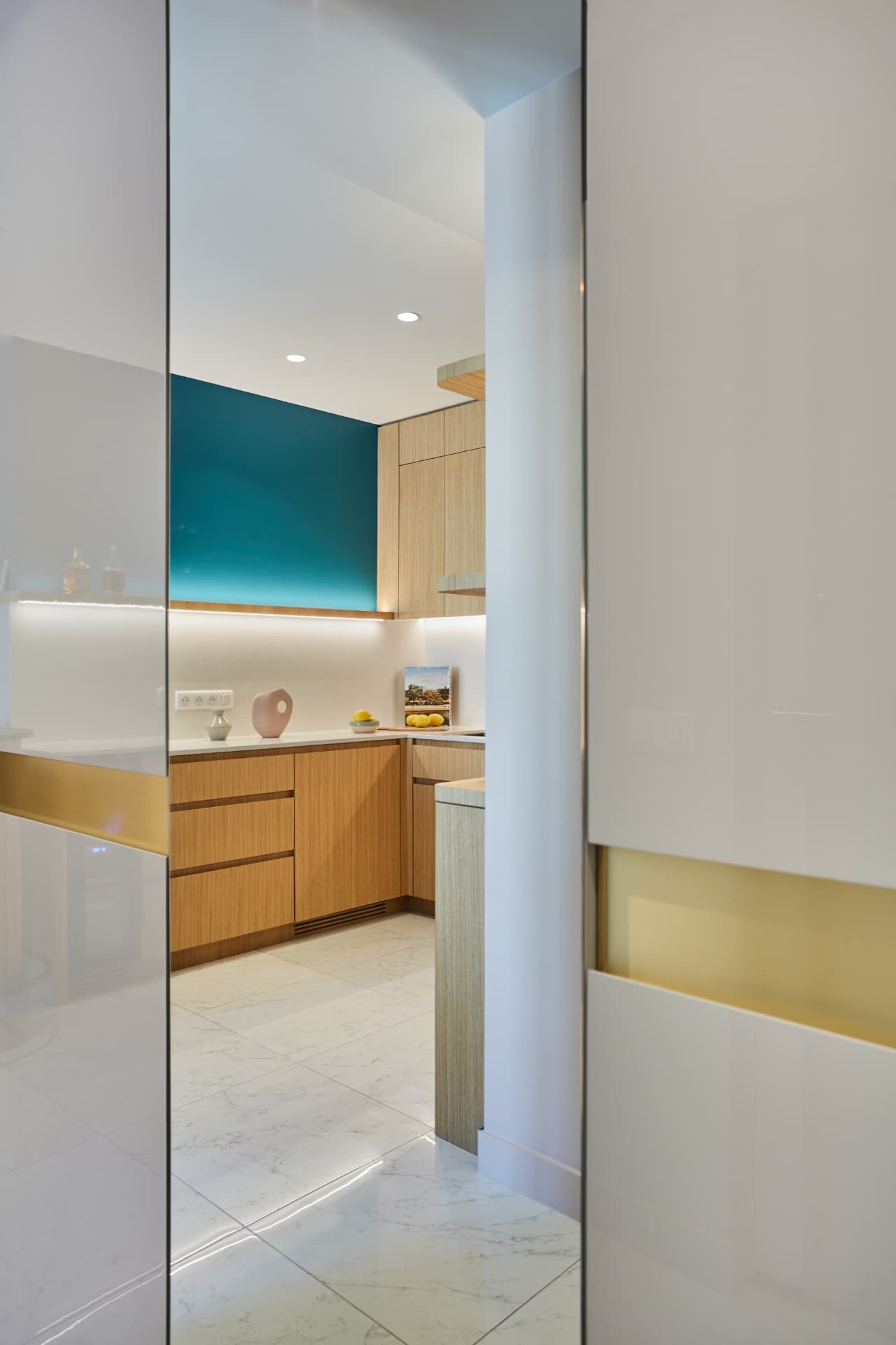 Vue traversante de la cuisine depuis l'entrée, appartement Paris 16