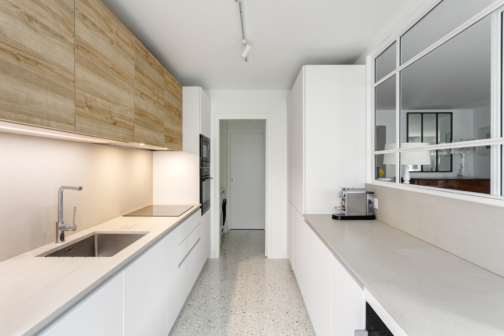 Cuisine en chêne clair et blanc avec verrière, appartement Paris 17