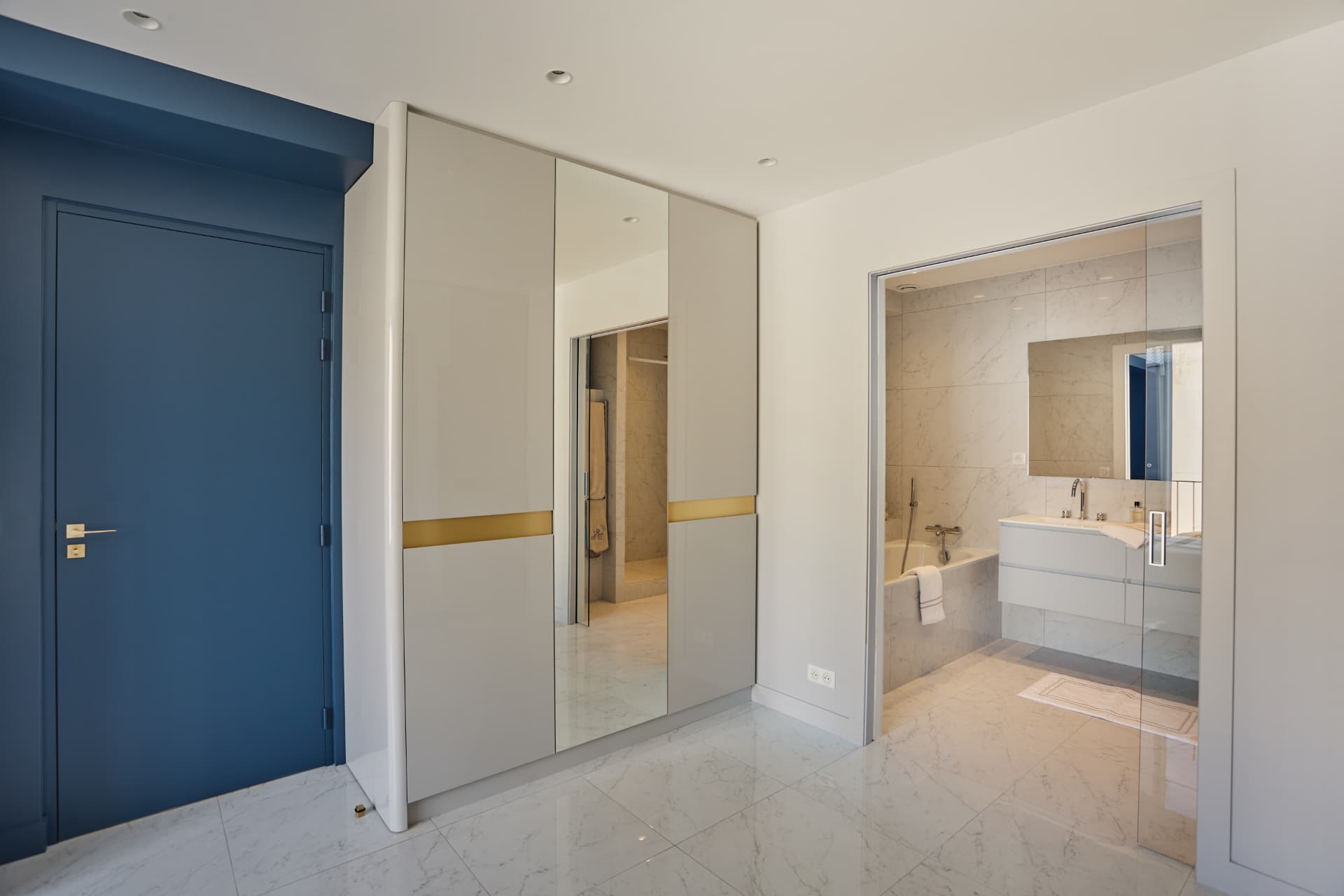 Dressing avec portes miroir et bandeau laiton, appartement Paris 16