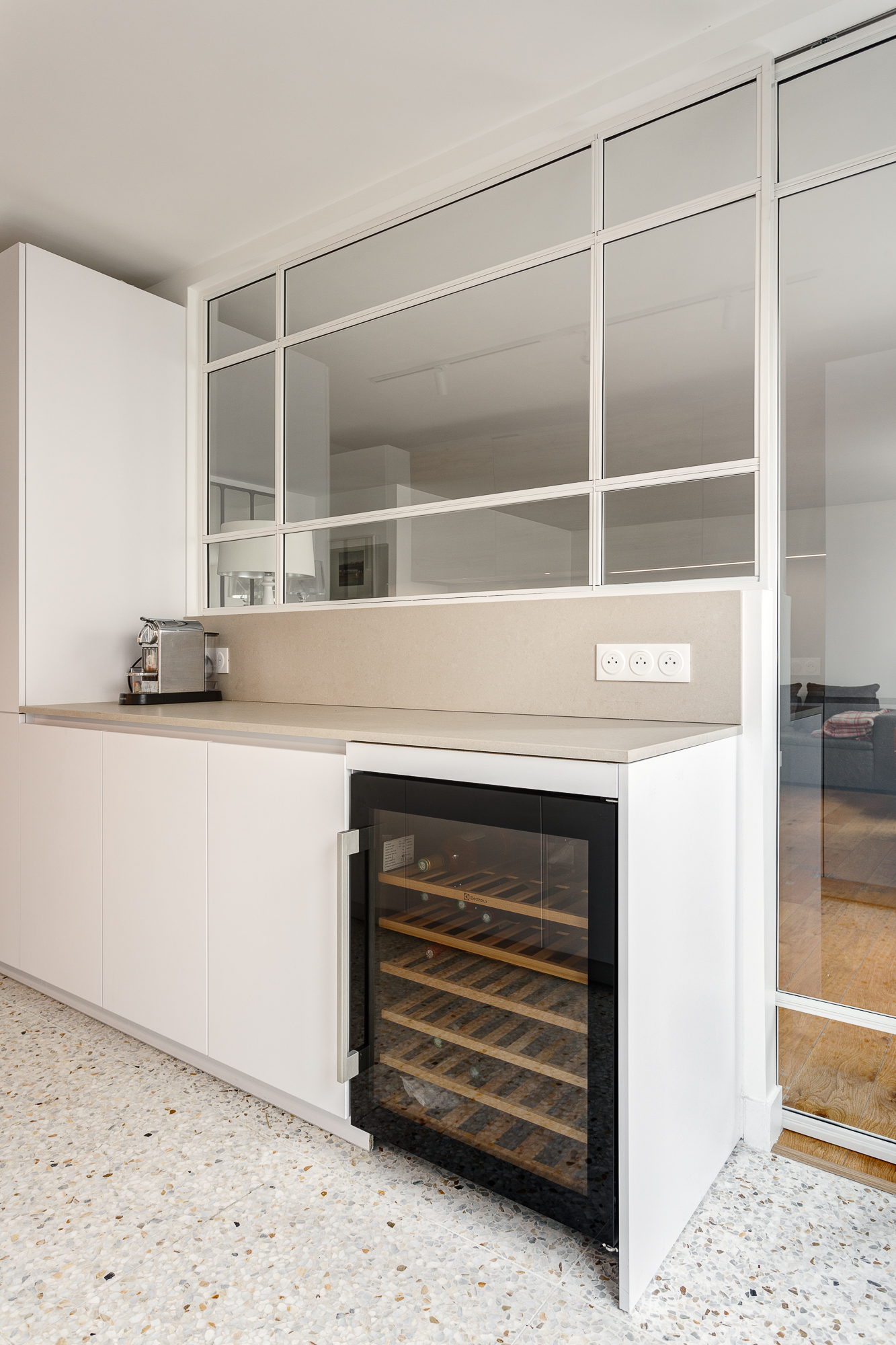 Cave à vin intégrée sous le plan de travail, appartement Paris 17