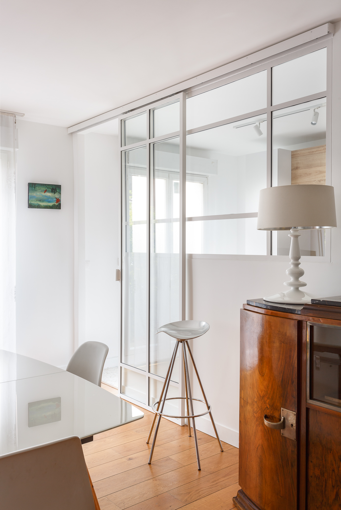 Séjour avec verrière coulissante et meuble vintage, appartement Paris 17