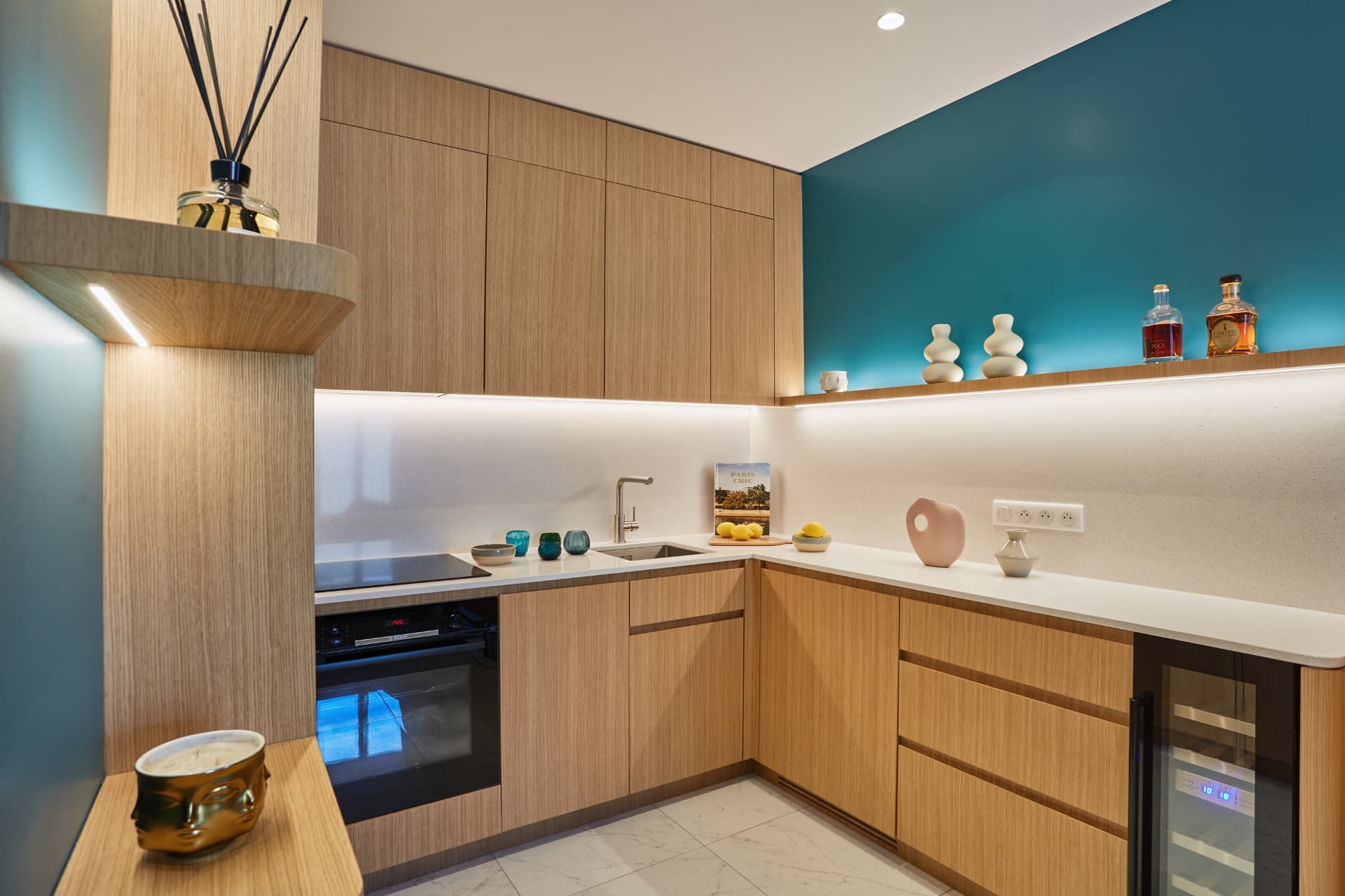 Cuisine en chêne clair avec plan de travail blanc, appartement Paris 16