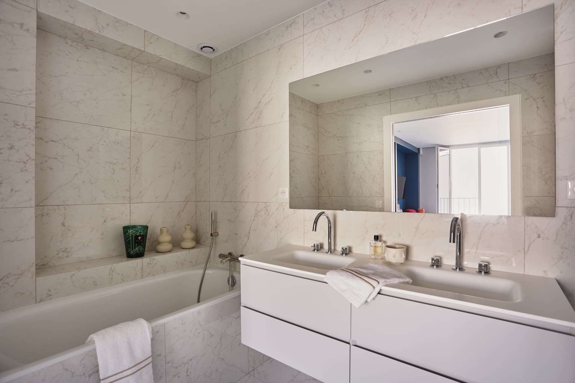 Salle de bains en marbre avec double vasque et baignoire, appartement Paris 16