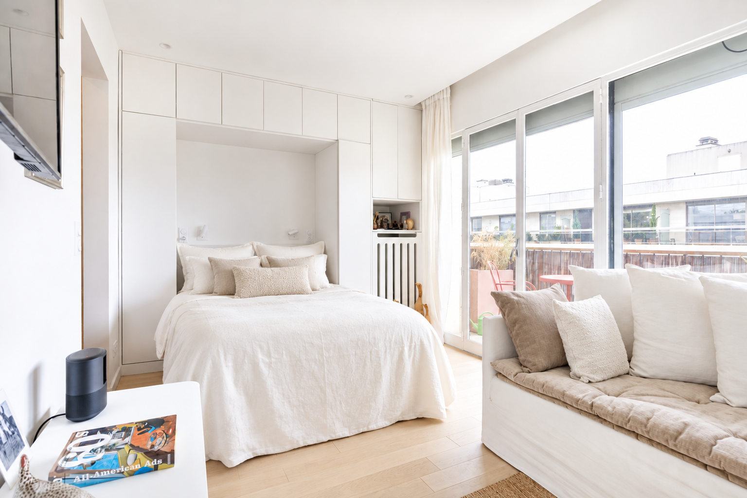 Chambre blanche avec rangements sur mesure et assise en lin, appartement rénové à Neuilly