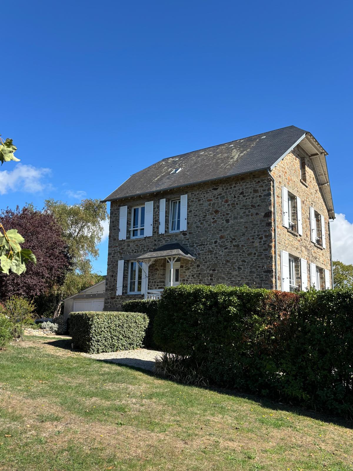 Façade en pierre de la maison avant extension, projet Saint-Pair-sur-Mer en Normandie