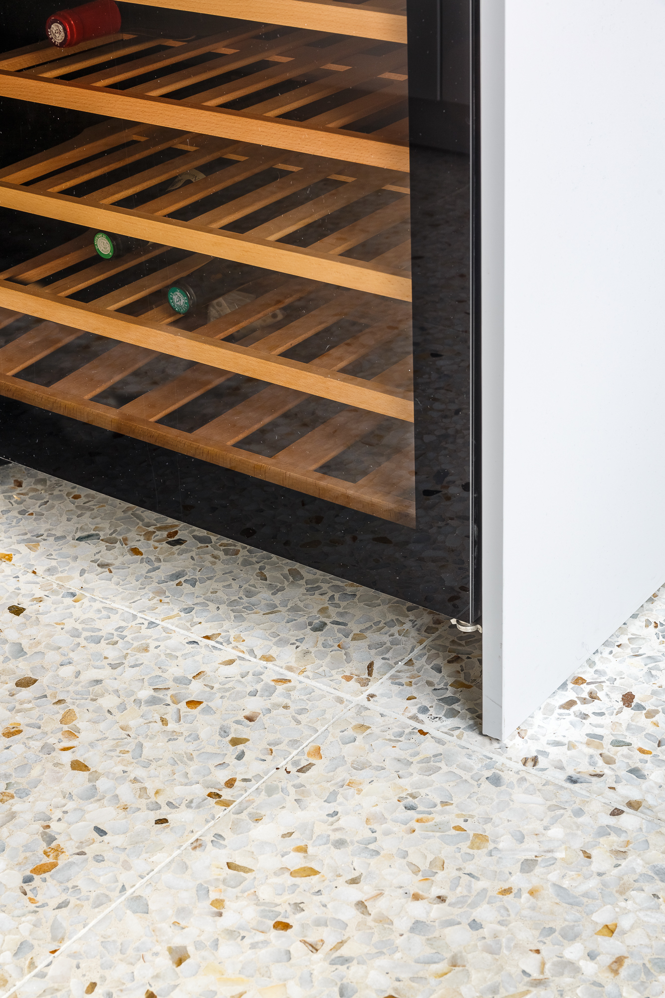 Détail de cave à vin et sol en terrazzo, appartement Paris 17