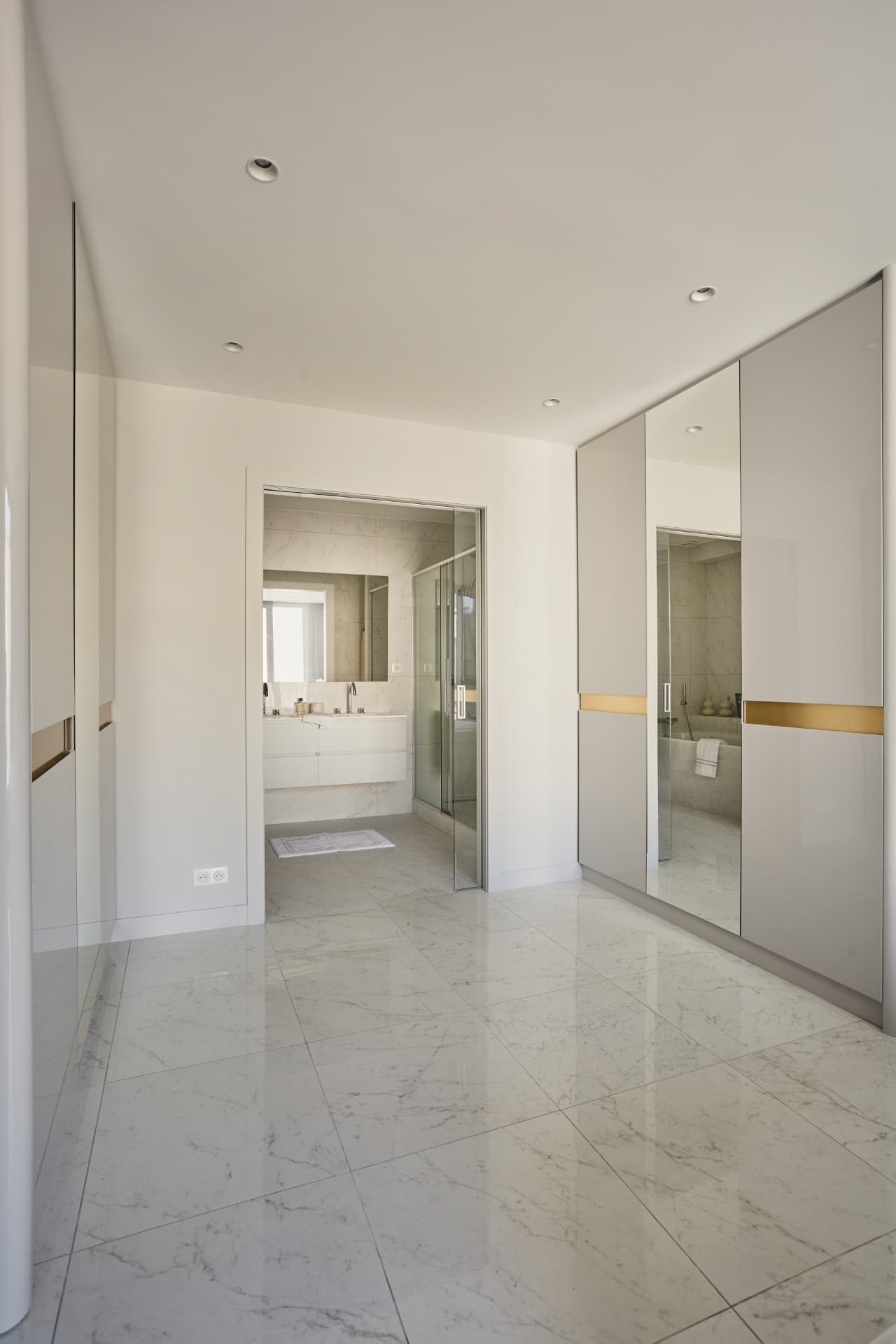 Circulation vers la salle de bains, rangements sur mesure, appartement Paris 16