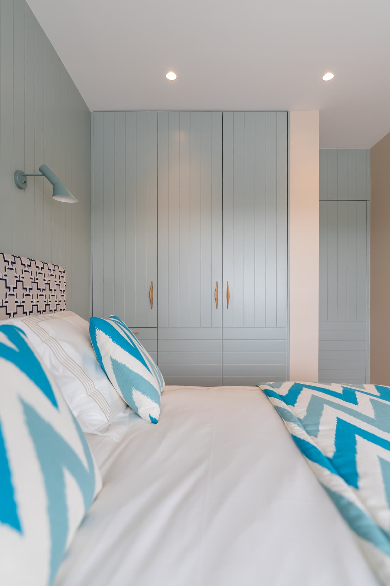 Chambre d'enfant avec rangements bleu clair, maison de bord de mer en Normandie